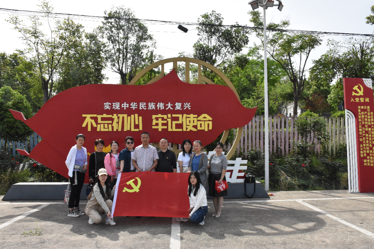 一群人在街道上AI 生成的内容可能不正确。