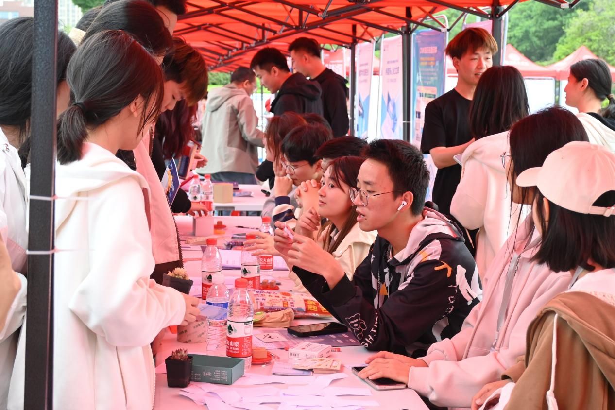 图管会及志愿者答疑读者