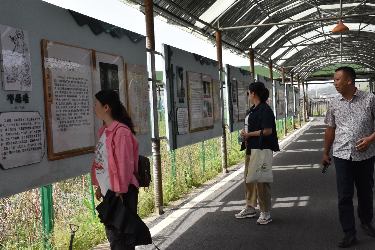 人们站在火车旁AI 生成的内容可能不正确。